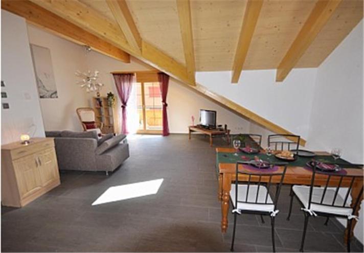 Charming Penthouse Apartment Лаутербрунен Стая снимка